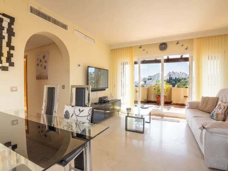 Located in one of the most sought-after complexes in Miraflores, this exceptional penthouse offers luxury living with breathtaking views over the golf course — just a few minutes' walk from the clubhouse.