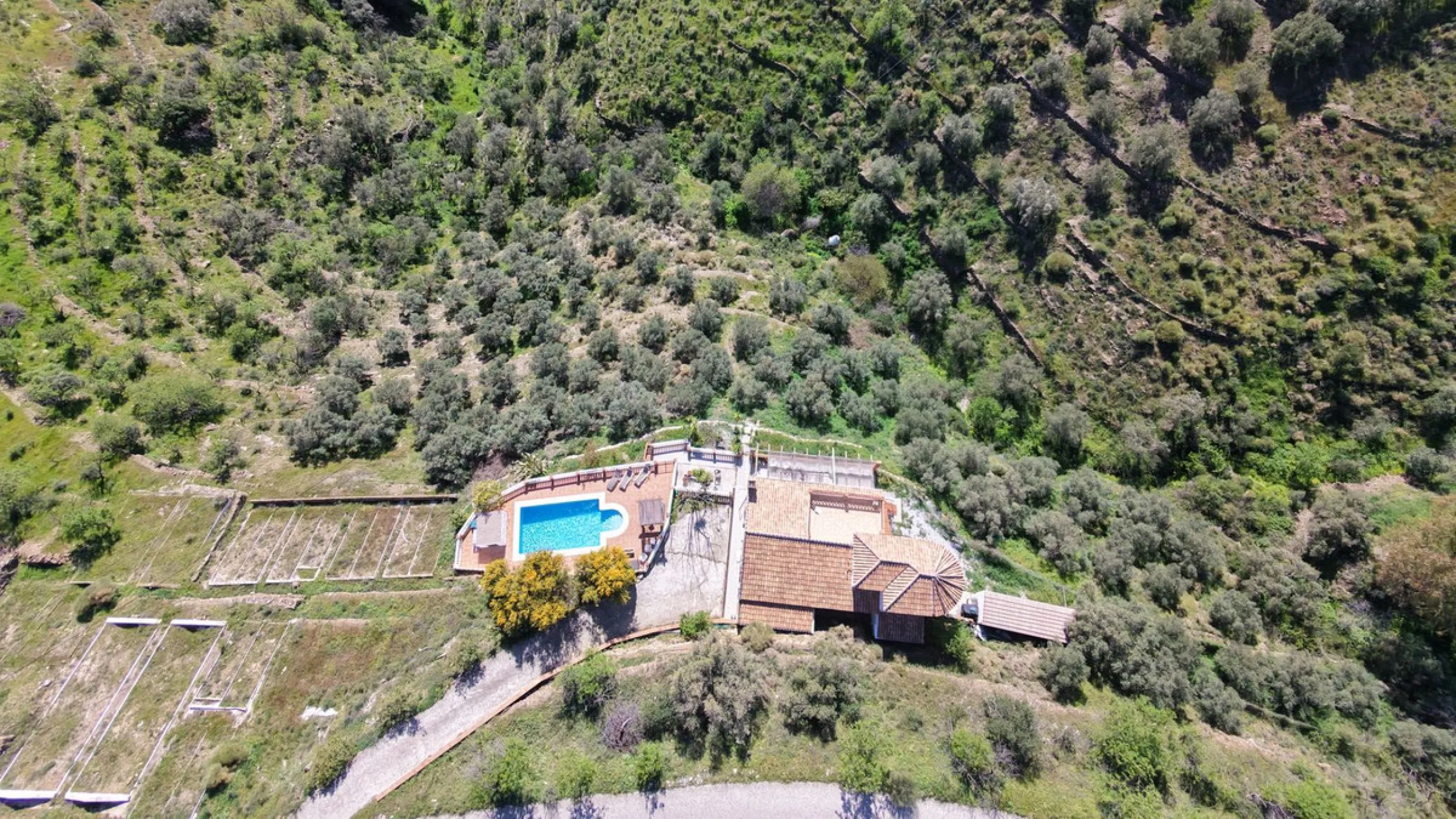 Peacefully located villa near Cómpeta offering 3 bedrooms, 2 bathrooms plus a separate tower studio with a large roof terrace. A rare blend of privacy, comfort and truly panoramic sea and mountain views.
