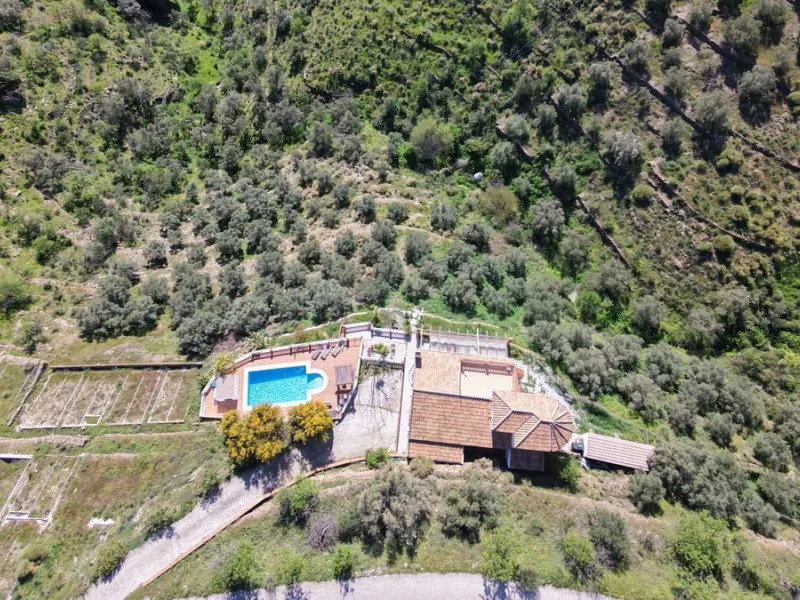 Peacefully located villa near Cómpeta offering 3 bedrooms, 2 bathrooms plus a separate tower studio with a large roof terrace. A rare blend of privacy, comfort and truly panoramic sea and mountain views.