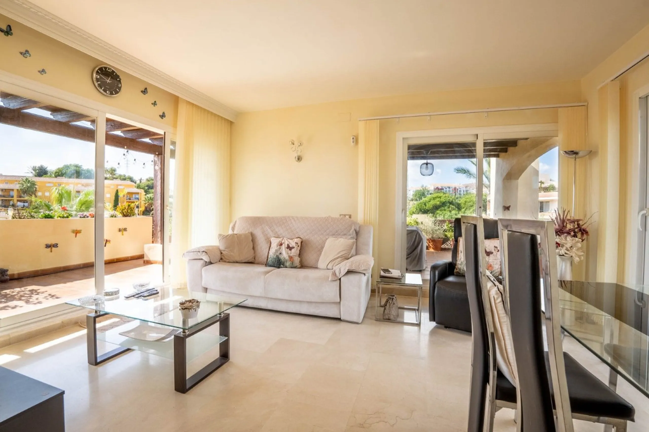 Located in one of the most sought-after complexes in Miraflores, this exceptional penthouse offers luxury living with breathtaking views over the golf course — just a few minutes' walk from the clubhouse.