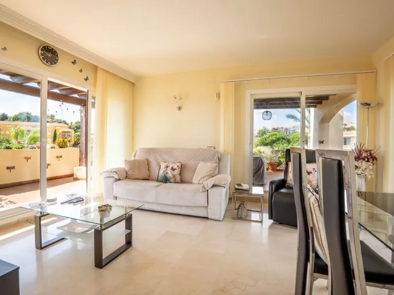 Located in one of the most sought-after complexes in Miraflores, this exceptional penthouse offers luxury living with breathtaking views over the golf course — just a few minutes' walk from the clubhouse.