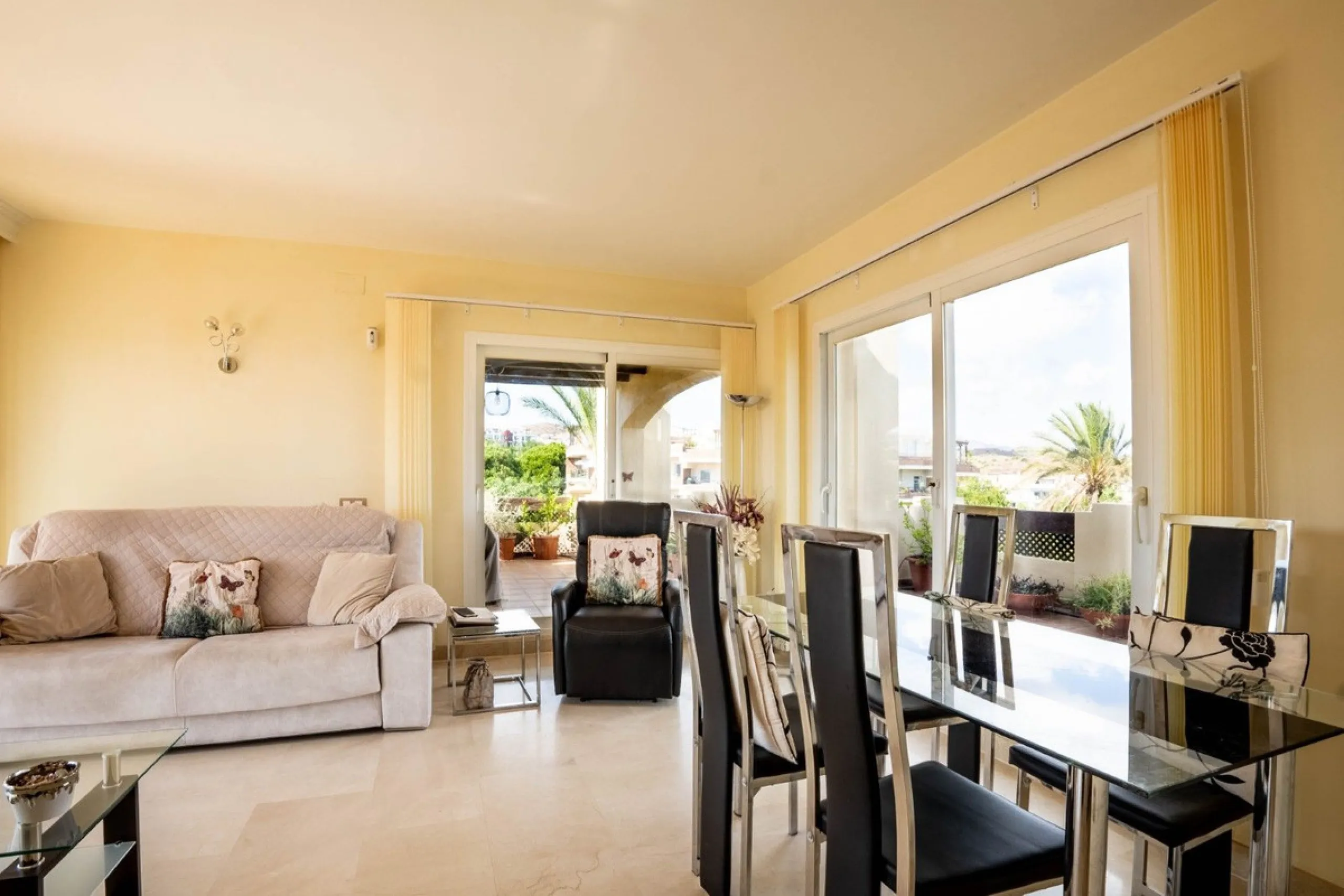 Located in one of the most sought-after complexes in Miraflores, this exceptional penthouse offers luxury living with breathtaking views over the golf course — just a few minutes' walk from the clubhouse.