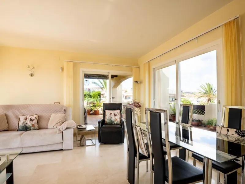 Located in one of the most sought-after complexes in Miraflores, this exceptional penthouse offers luxury living with breathtaking views over the golf course — just a few minutes' walk from the clubhouse.