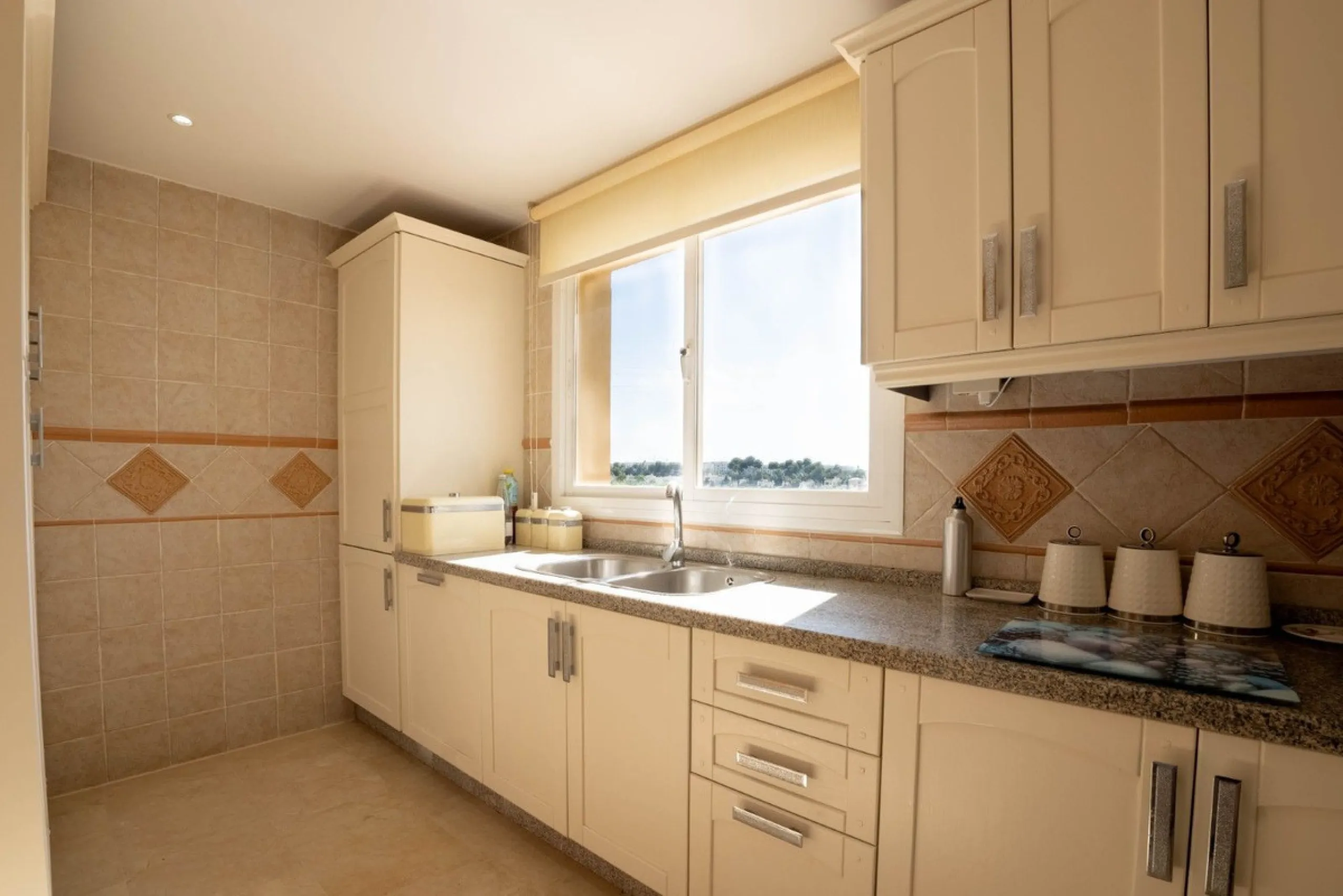Located in one of the most sought-after complexes in Miraflores, this exceptional penthouse offers luxury living with breathtaking views over the golf course — just a few minutes' walk from the clubhouse.