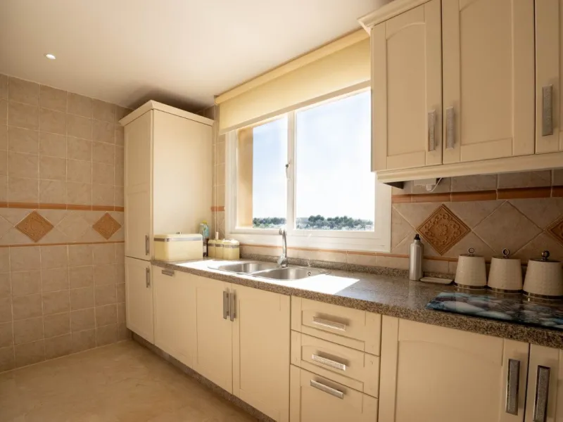 Located in one of the most sought-after complexes in Miraflores, this exceptional penthouse offers luxury living with breathtaking views over the golf course — just a few minutes' walk from the clubhouse.