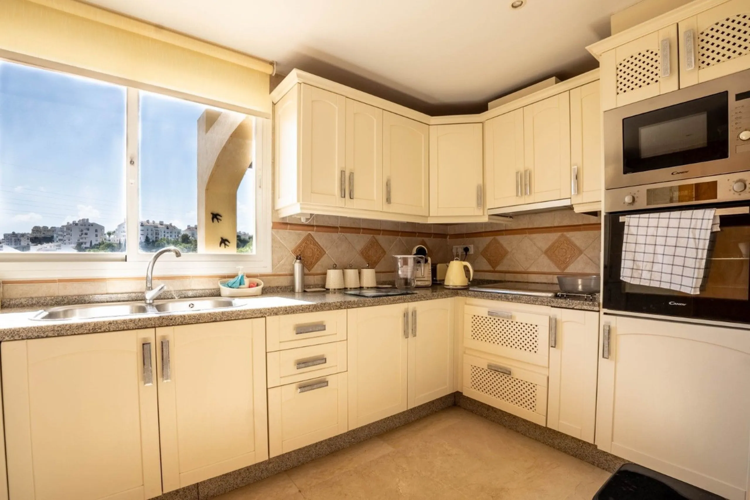Located in one of the most sought-after complexes in Miraflores, this exceptional penthouse offers luxury living with breathtaking views over the golf course — just a few minutes' walk from the clubhouse.