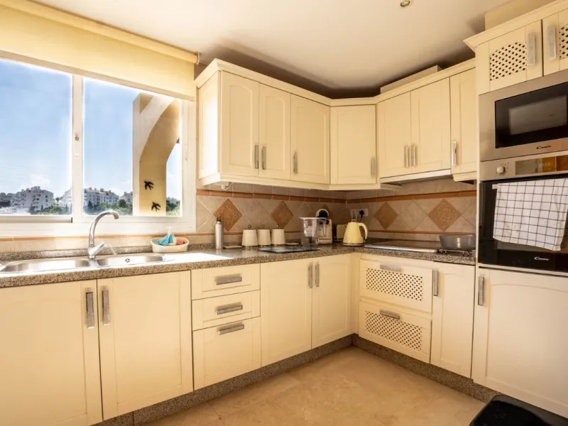 Located in one of the most sought-after complexes in Miraflores, this exceptional penthouse offers luxury living with breathtaking views over the golf course — just a few minutes' walk from the clubhouse.
