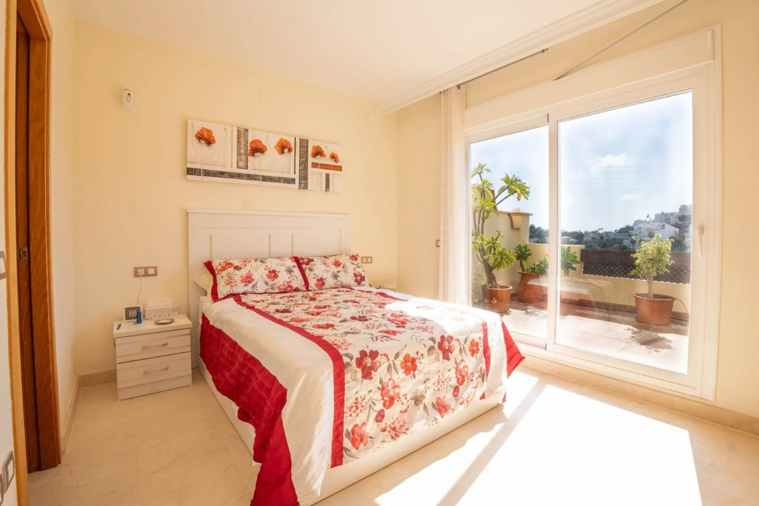 Located in one of the most sought-after complexes in Miraflores, this exceptional penthouse offers luxury living with breathtaking views over the golf course — just a few minutes' walk from the clubhouse.
