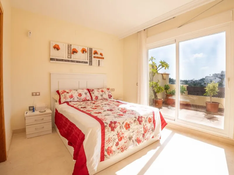 Located in one of the most sought-after complexes in Miraflores, this exceptional penthouse offers luxury living with breathtaking views over the golf course — just a few minutes' walk from the clubhouse.