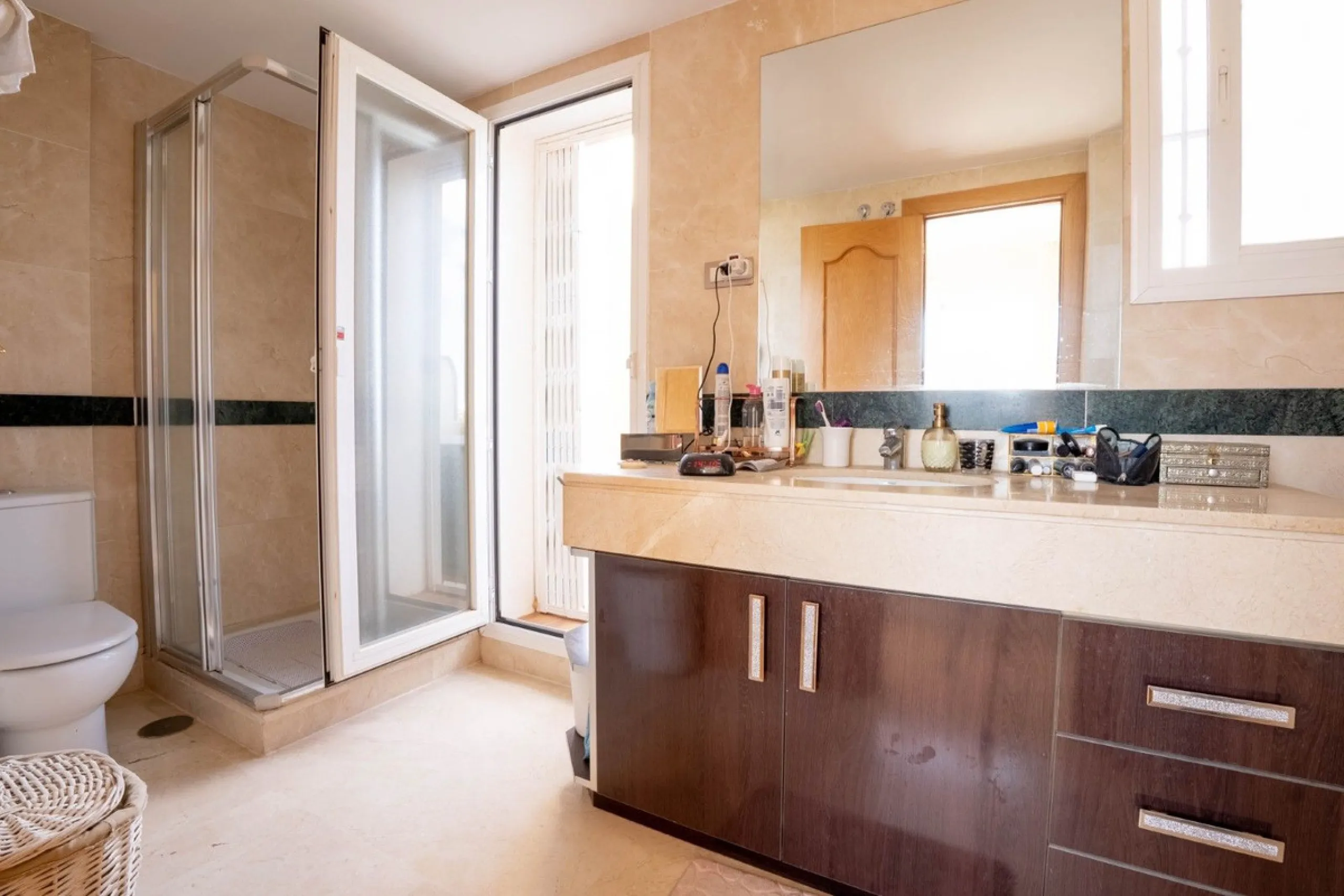 Located in one of the most sought-after complexes in Miraflores, this exceptional penthouse offers luxury living with breathtaking views over the golf course — just a few minutes' walk from the clubhouse.