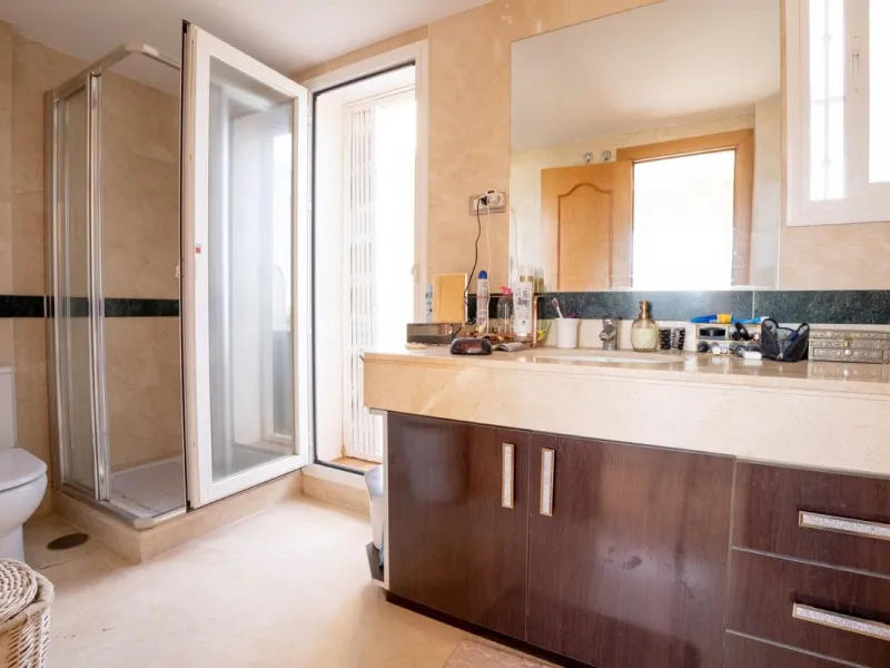 Located in one of the most sought-after complexes in Miraflores, this exceptional penthouse offers luxury living with breathtaking views over the golf course — just a few minutes' walk from the clubhouse.