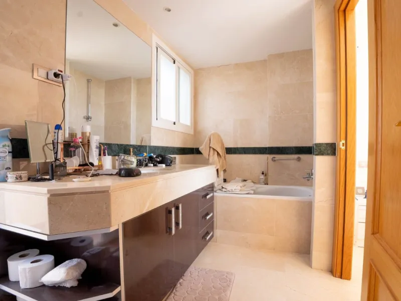Located in one of the most sought-after complexes in Miraflores, this exceptional penthouse offers luxury living with breathtaking views over the golf course — just a few minutes' walk from the clubhouse.