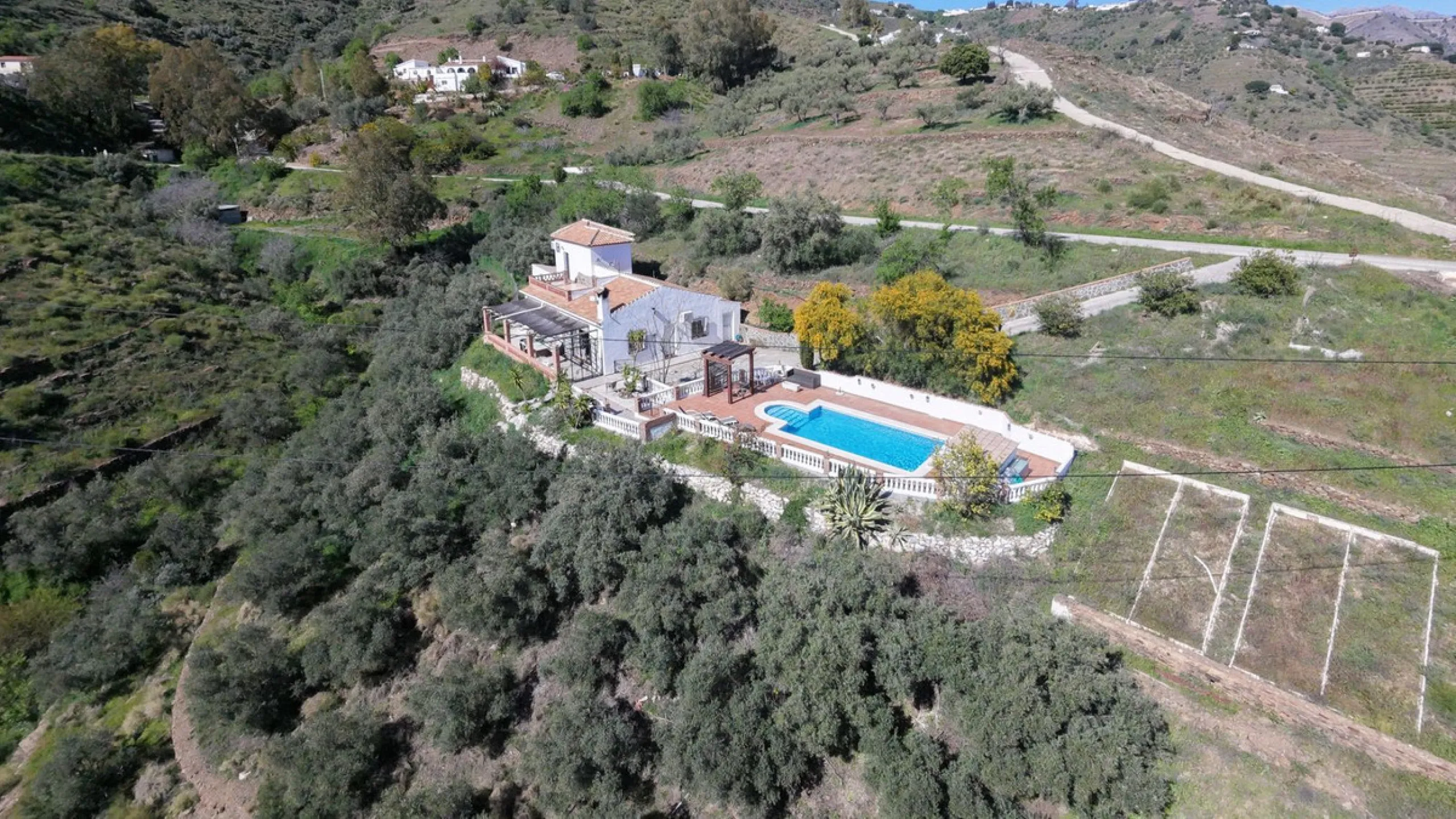 Peacefully located villa near Cómpeta offering 3 bedrooms, 2 bathrooms plus a separate tower studio with a large roof terrace. A rare blend of privacy, comfort and truly panoramic sea and mountain views.
