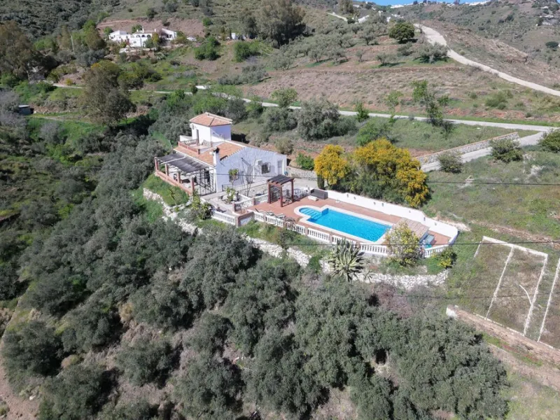 Peacefully located villa near Cómpeta offering 3 bedrooms, 2 bathrooms plus a separate tower studio with a large roof terrace. A rare blend of privacy, comfort and truly panoramic sea and mountain views.