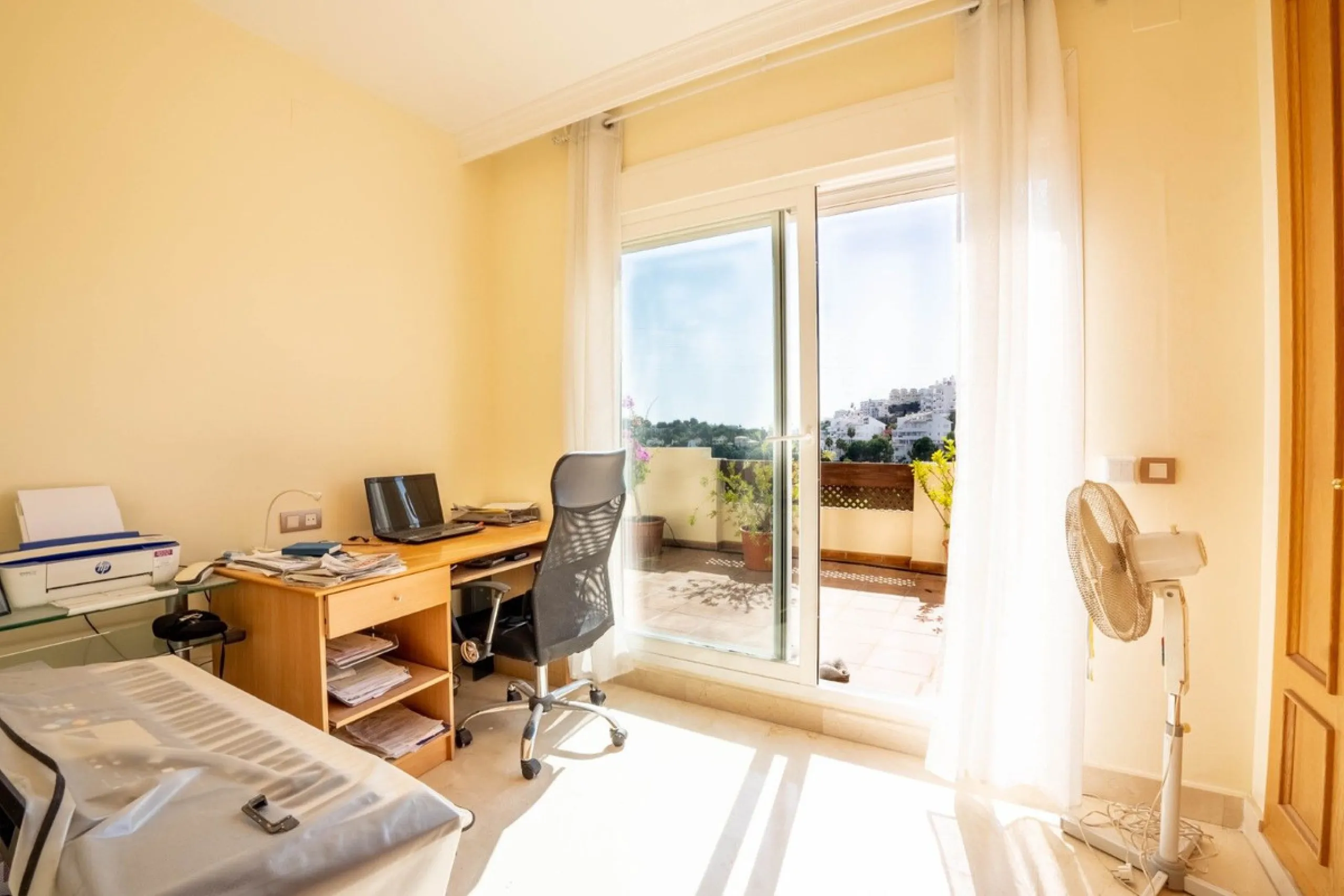 Located in one of the most sought-after complexes in Miraflores, this exceptional penthouse offers luxury living with breathtaking views over the golf course — just a few minutes' walk from the clubhouse.