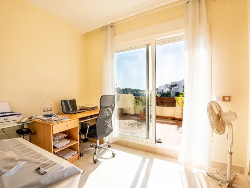 Located in one of the most sought-after complexes in Miraflores, this exceptional penthouse offers luxury living with breathtaking views over the golf course — just a few minutes' walk from the clubhouse.