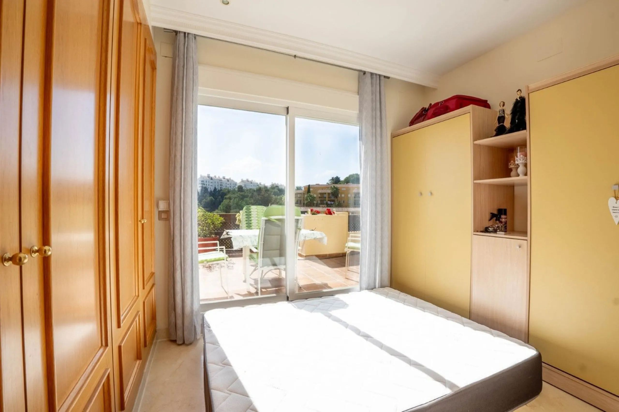 Located in one of the most sought-after complexes in Miraflores, this exceptional penthouse offers luxury living with breathtaking views over the golf course — just a few minutes' walk from the clubhouse.