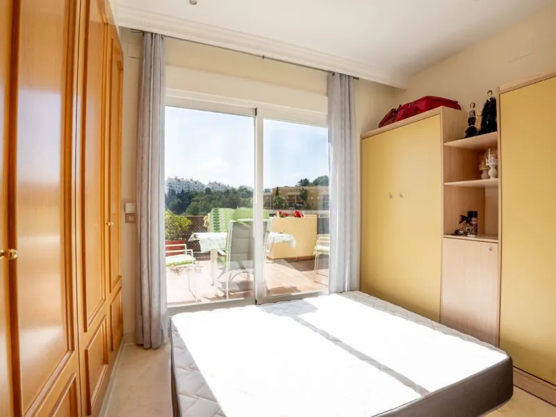 Located in one of the most sought-after complexes in Miraflores, this exceptional penthouse offers luxury living with breathtaking views over the golf course — just a few minutes' walk from the clubhouse.