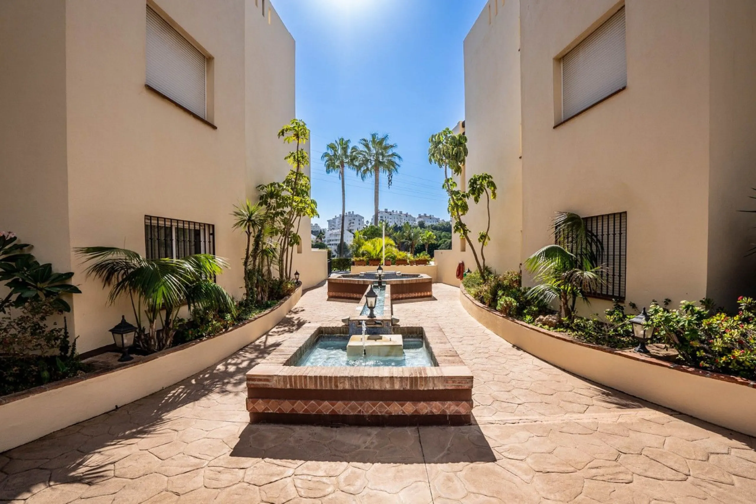 Located in one of the most sought-after complexes in Miraflores, this exceptional penthouse offers luxury living with breathtaking views over the golf course — just a few minutes' walk from the clubhouse.