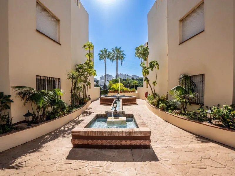 Located in one of the most sought-after complexes in Miraflores, this exceptional penthouse offers luxury living with breathtaking views over the golf course — just a few minutes' walk from the clubhouse.
