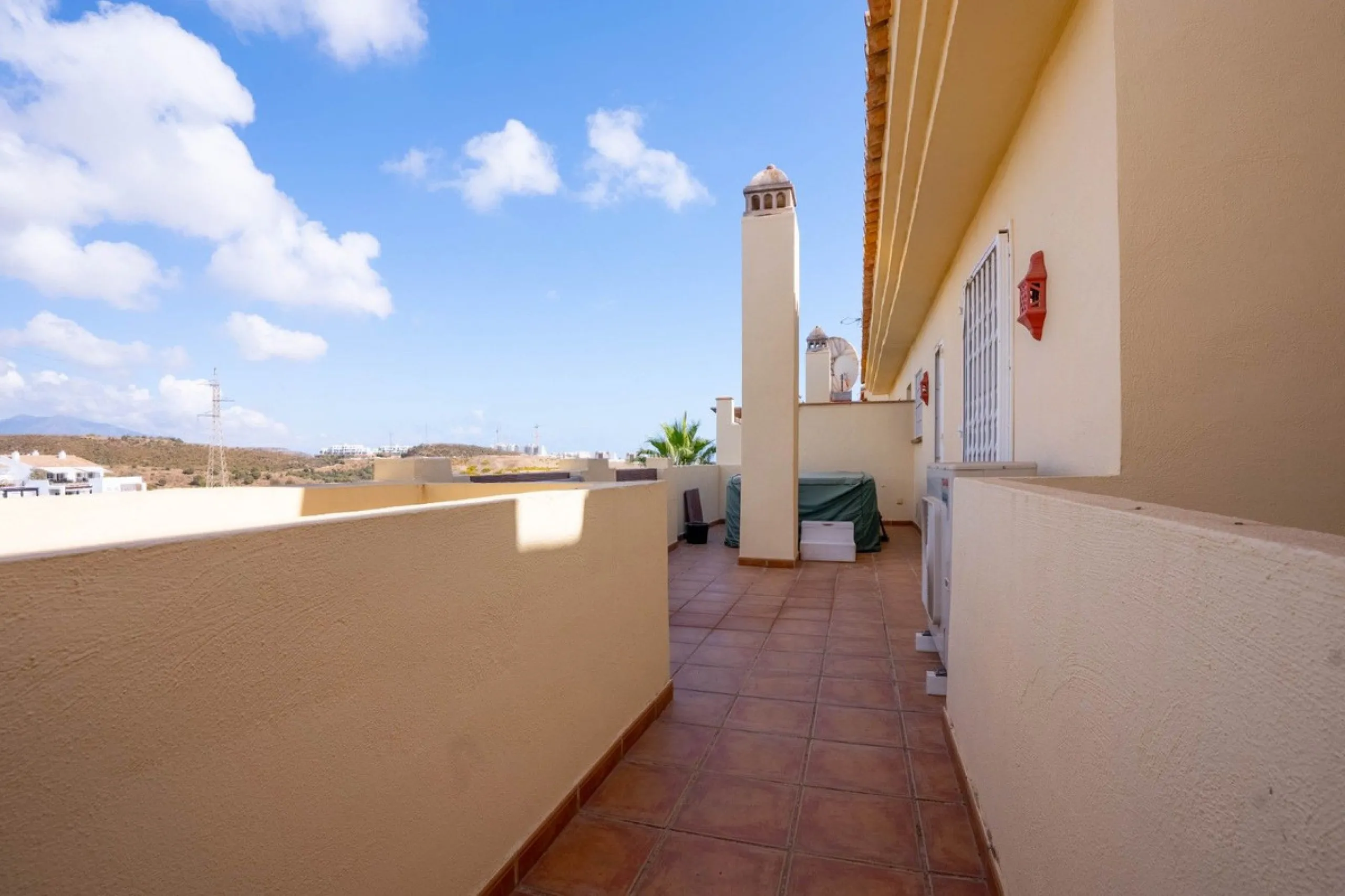 Located in one of the most sought-after complexes in Miraflores, this exceptional penthouse offers luxury living with breathtaking views over the golf course — just a few minutes' walk from the clubhouse.