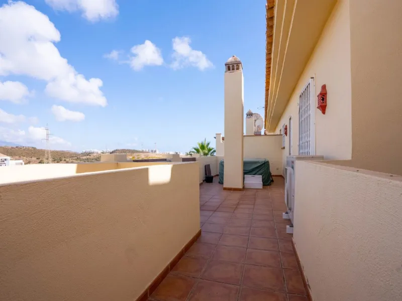 Located in one of the most sought-after complexes in Miraflores, this exceptional penthouse offers luxury living with breathtaking views over the golf course — just a few minutes' walk from the clubhouse.