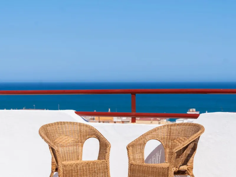 This stunning penthouse in the Diana I building is a true gem on the Costa del Sol. Its impressive 129 m² panoramic terrace transforms everyday living into a luxury experience, offering the perfect setting to create your own private oasis under the Andalu