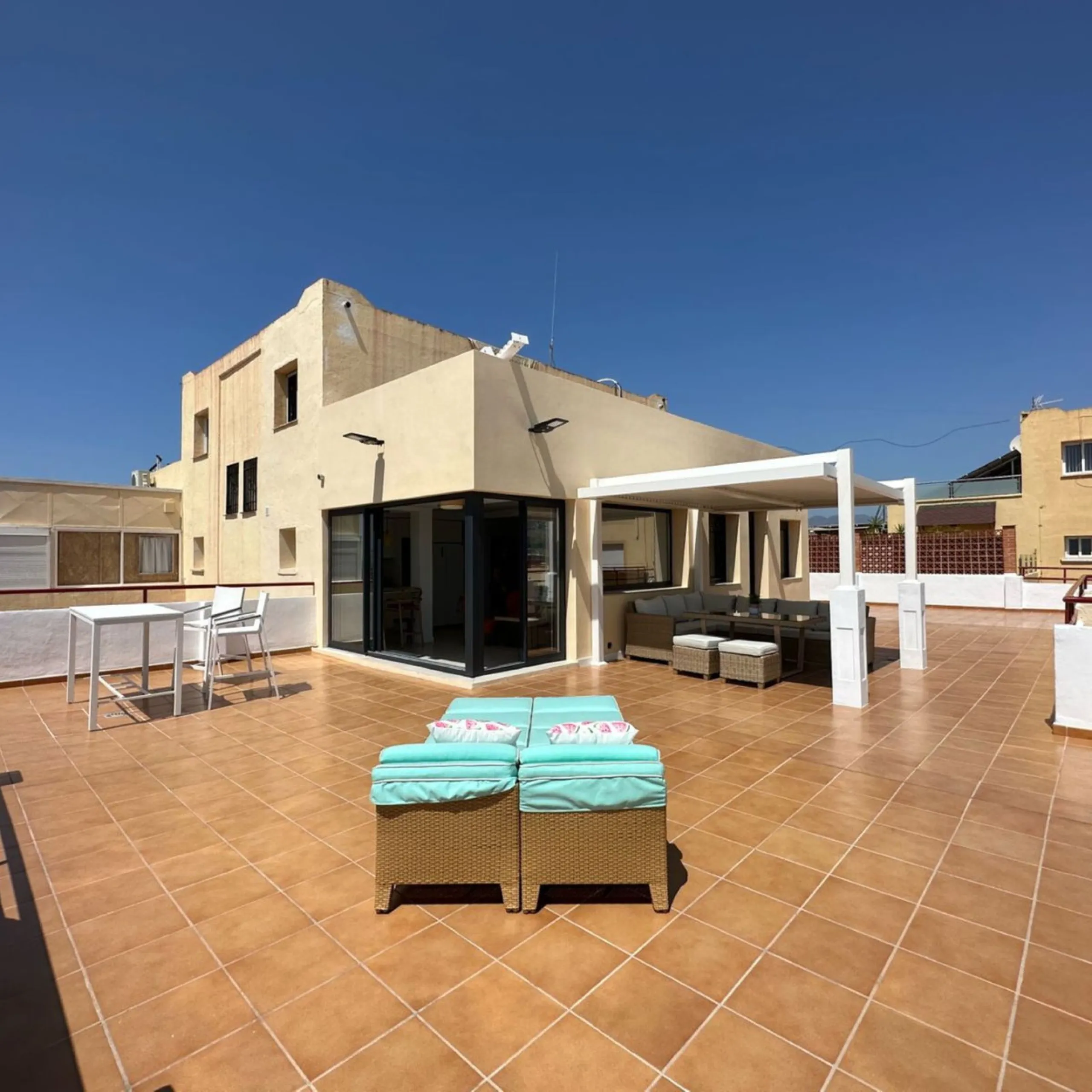 Apartment - Penthouse в продаже в Fuengirola, Málaga. В доме 2 спален и 1 ванных комнат. Площадь дома 60 м²