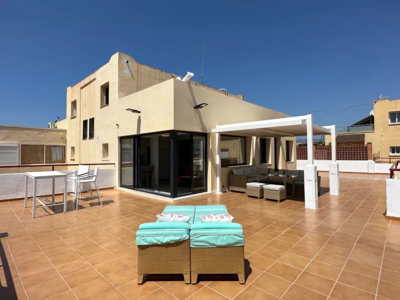 Apartment - Penthouse в продаже в Fuengirola, Málaga. В доме 2 спален и 1 ванных комнат. Площадь дома 60 м²