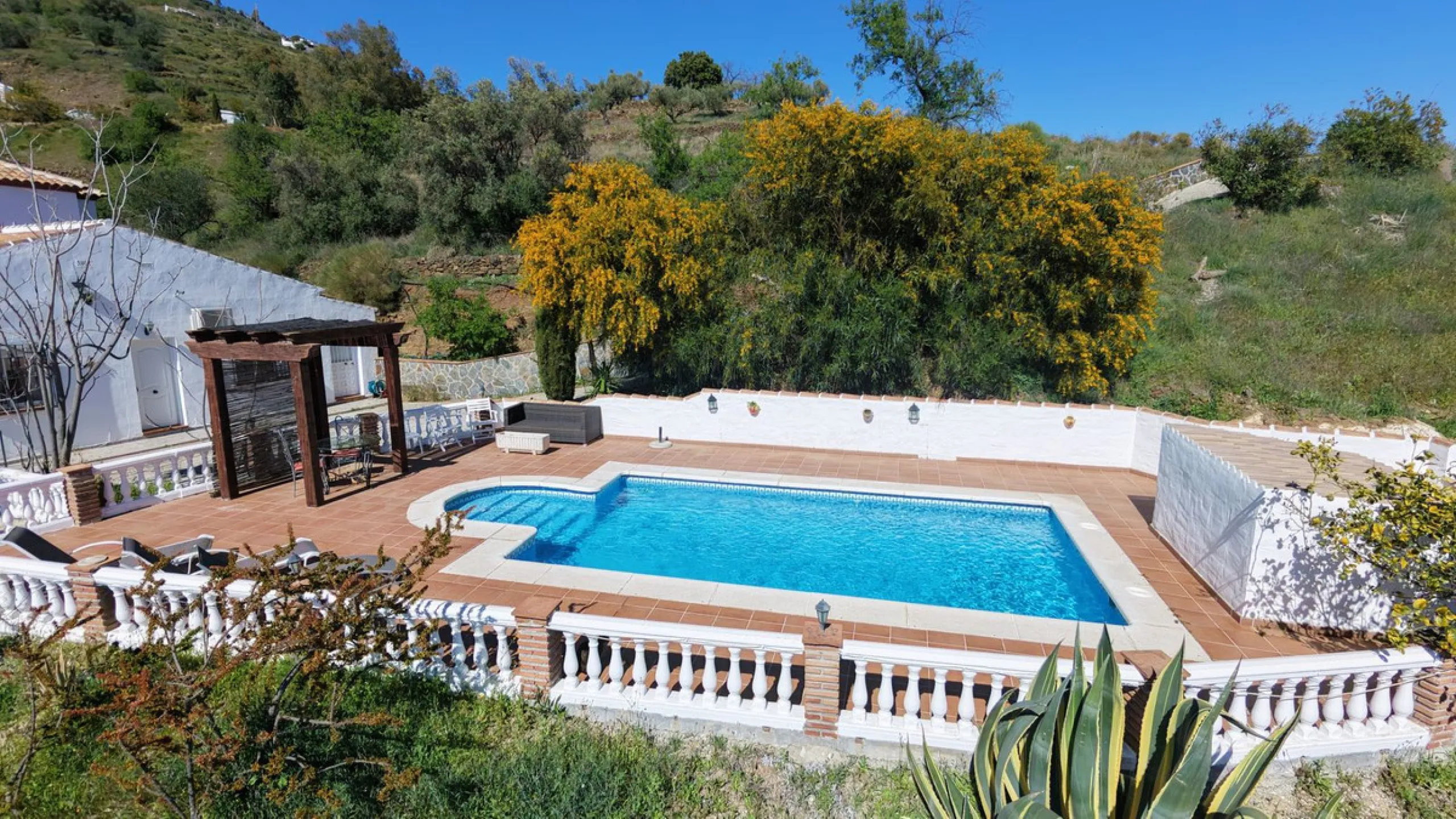 Peacefully located villa near Cómpeta offering 3 bedrooms, 2 bathrooms plus a separate tower studio with a large roof terrace. A rare blend of privacy, comfort and truly panoramic sea and mountain views.