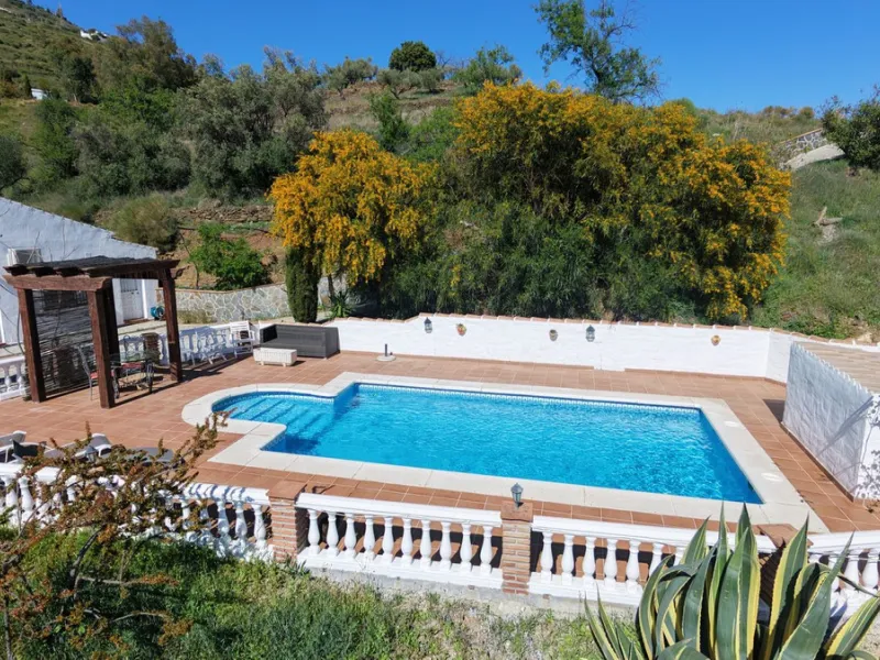 Peacefully located villa near Cómpeta offering 3 bedrooms, 2 bathrooms plus a separate tower studio with a large roof terrace. A rare blend of privacy, comfort and truly panoramic sea and mountain views.