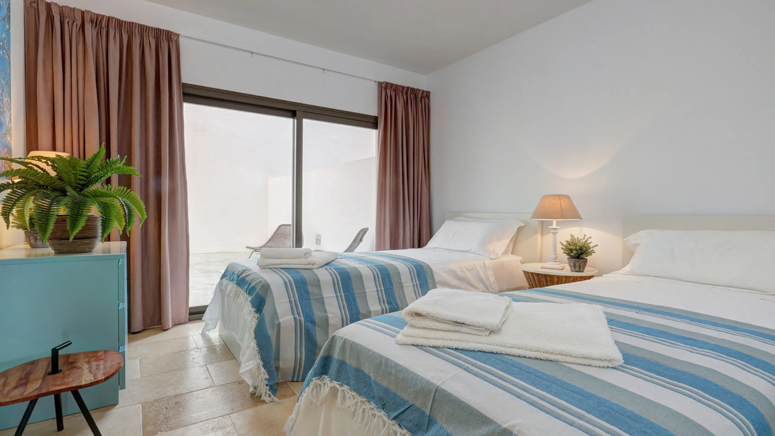 Diese elegante Erdgeschosswohnung liegt in der exklusiven Wohnanlage Terrazas de Cortesin, mitten im weltbekannten Finca Cortesin Golf Resort in Casares. Bekannt für seinen Meisterschaftsgolfplatz (Austragungsort des Solheim Cups 2023)