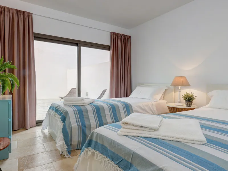 Diese elegante Erdgeschosswohnung liegt in der exklusiven Wohnanlage Terrazas de Cortesin, mitten im weltbekannten Finca Cortesin Golf Resort in Casares. Bekannt für seinen Meisterschaftsgolfplatz (Austragungsort des Solheim Cups 2023)