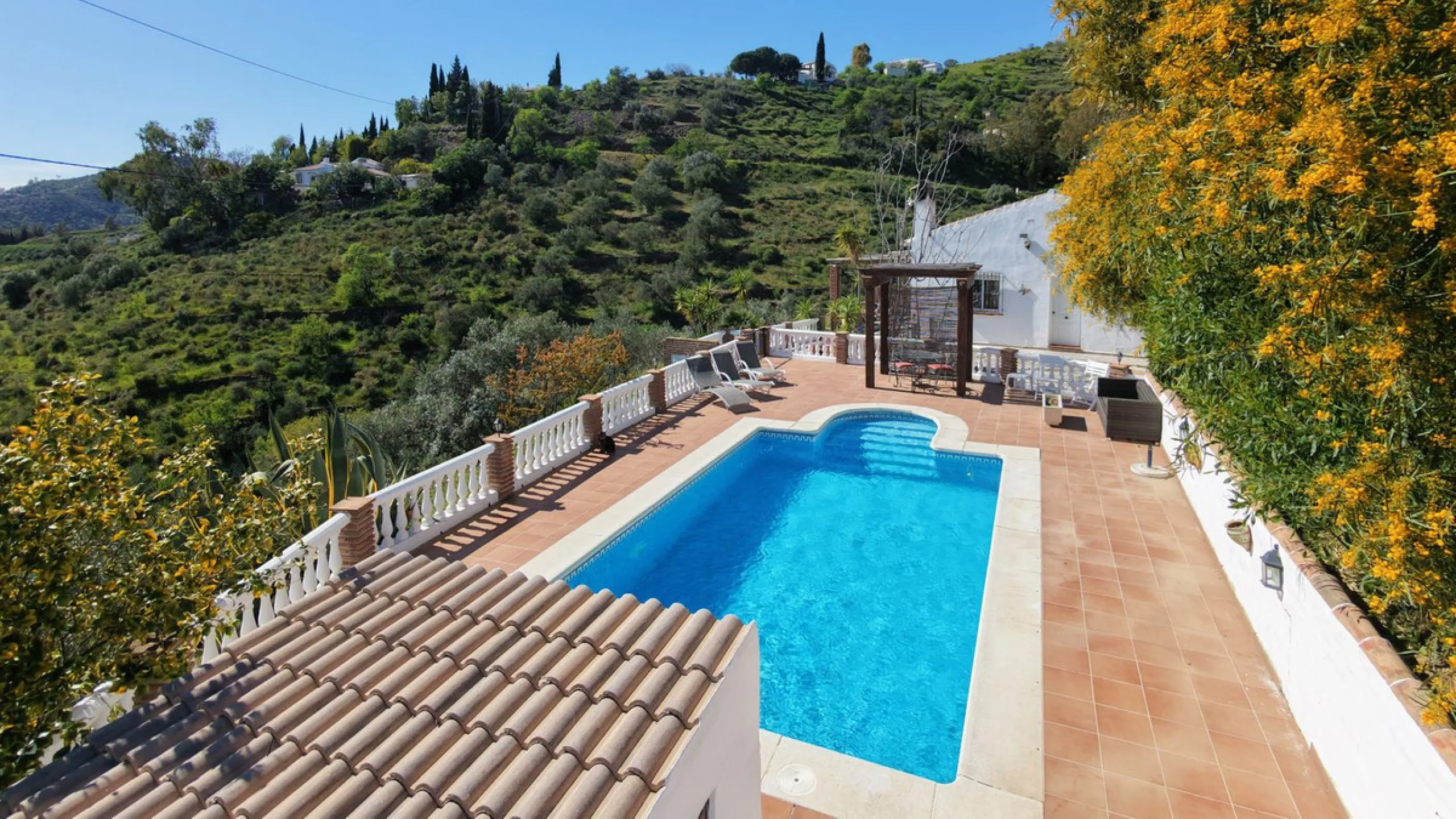 Peacefully located villa near Cómpeta offering 3 bedrooms, 2 bathrooms plus a separate tower studio with a large roof terrace. A rare blend of privacy, comfort and truly panoramic sea and mountain views.