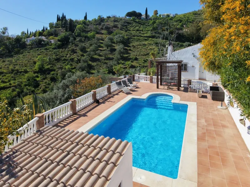 Peacefully located villa near Cómpeta offering 3 bedrooms, 2 bathrooms plus a separate tower studio with a large roof terrace. A rare blend of privacy, comfort and truly panoramic sea and mountain views.