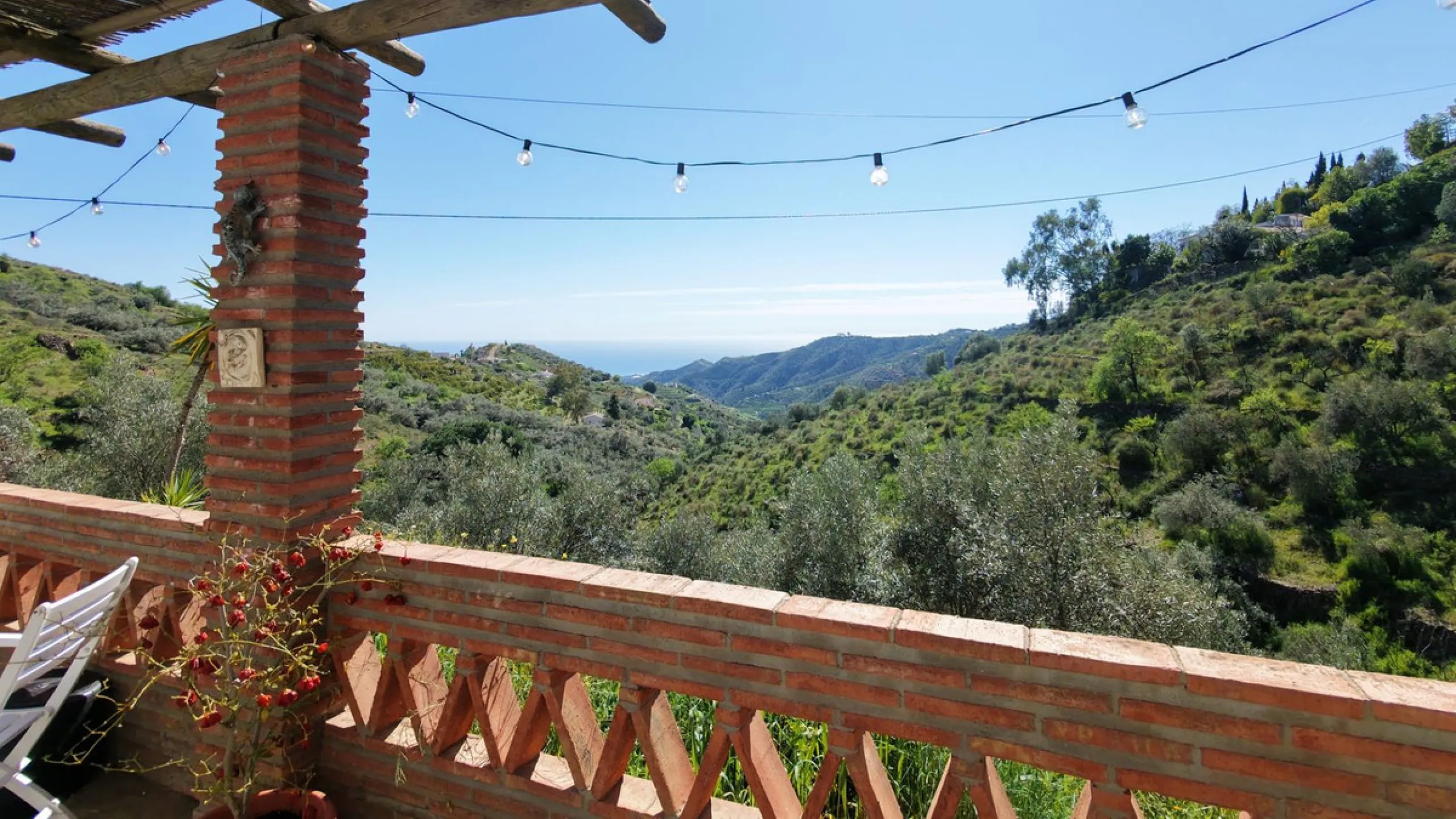 Peacefully located villa near Cómpeta offering 3 bedrooms, 2 bathrooms plus a separate tower studio with a large roof terrace. A rare blend of privacy, comfort and truly panoramic sea and mountain views.