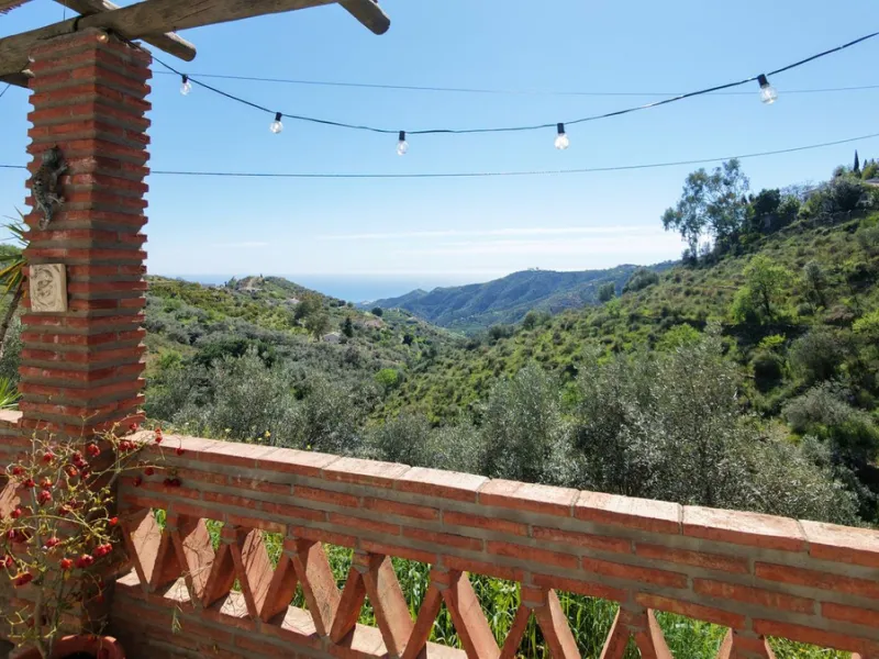 Peacefully located villa near Cómpeta offering 3 bedrooms, 2 bathrooms plus a separate tower studio with a large roof terrace. A rare blend of privacy, comfort and truly panoramic sea and mountain views.