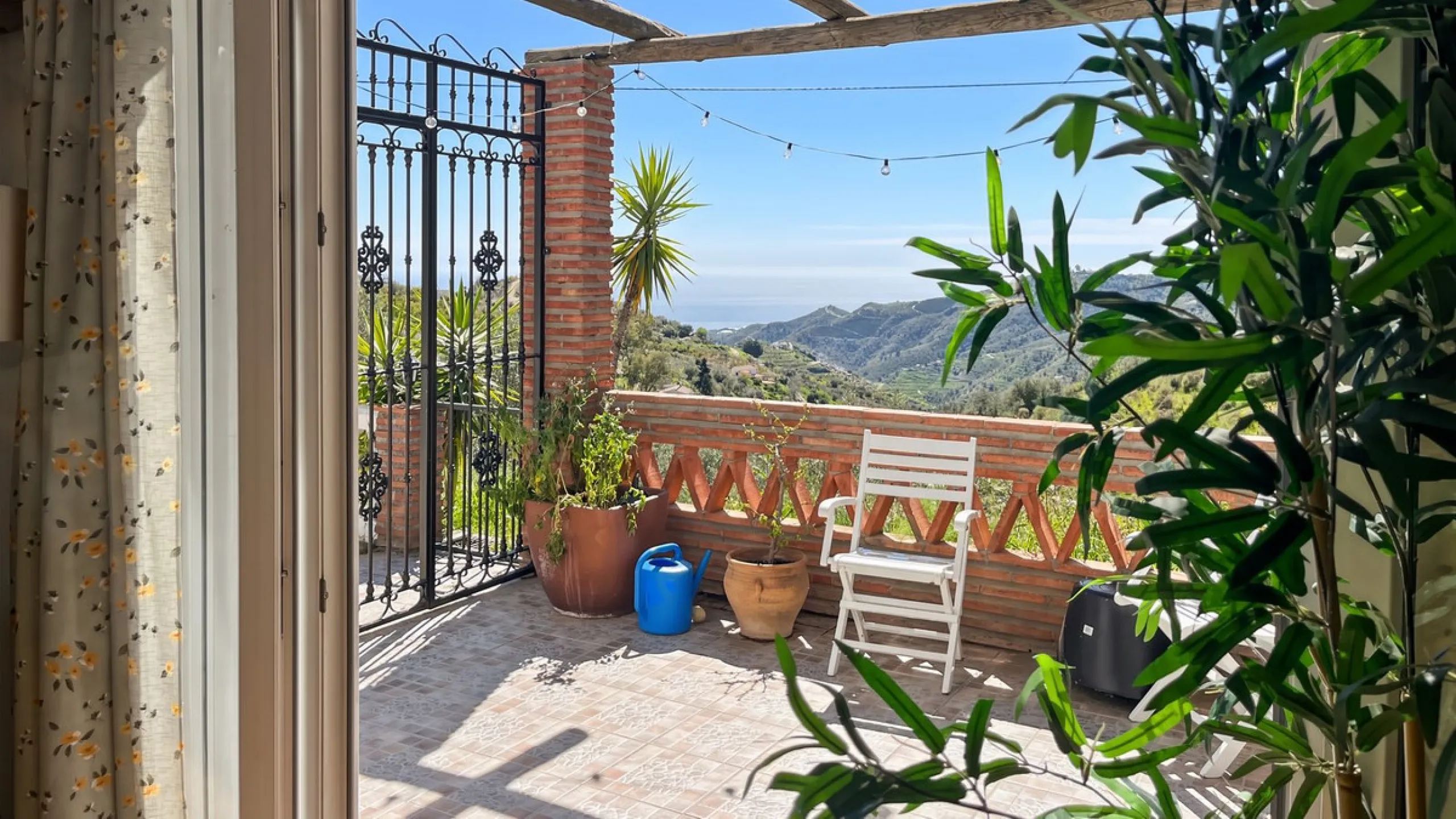 Peacefully located villa near Cómpeta offering 3 bedrooms, 2 bathrooms plus a separate tower studio with a large roof terrace. A rare blend of privacy, comfort and truly panoramic sea and mountain views.