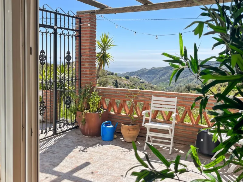 Peacefully located villa near Cómpeta offering 3 bedrooms, 2 bathrooms plus a separate tower studio with a large roof terrace. A rare blend of privacy, comfort and truly panoramic sea and mountain views.