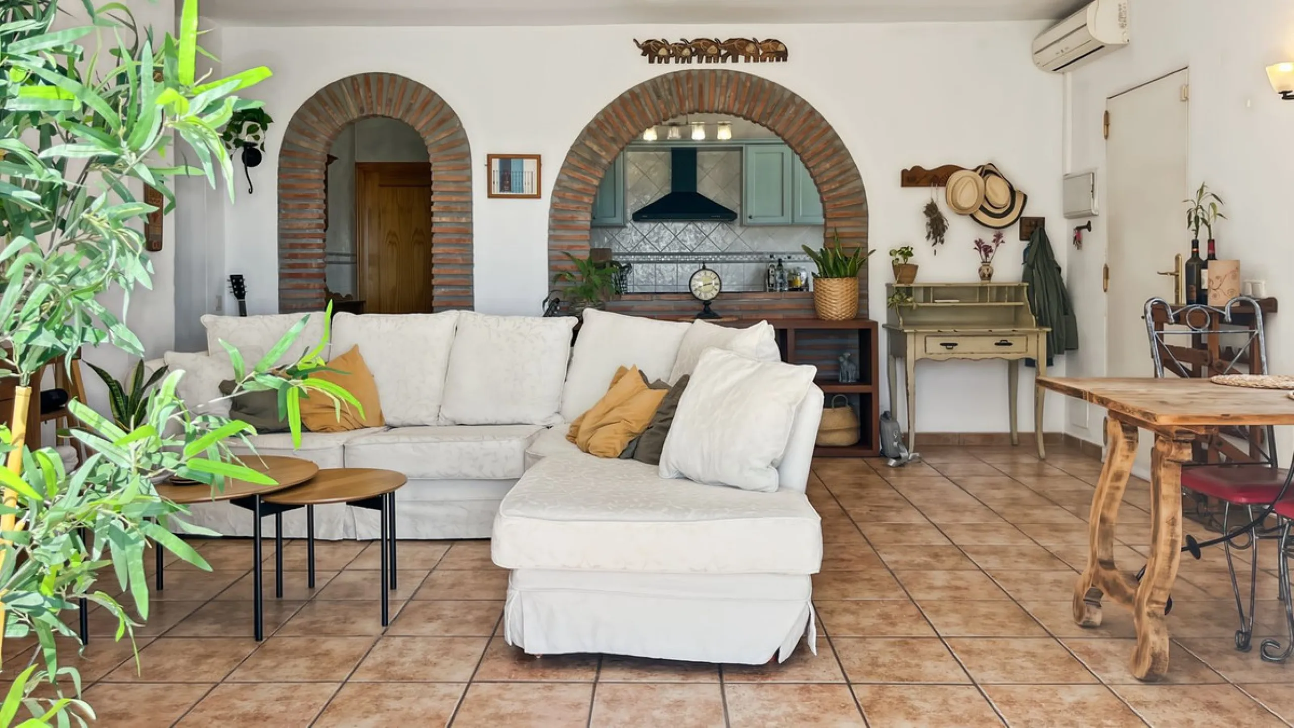 Peacefully located villa near Cómpeta offering 3 bedrooms, 2 bathrooms plus a separate tower studio with a large roof terrace. A rare blend of privacy, comfort and truly panoramic sea and mountain views.