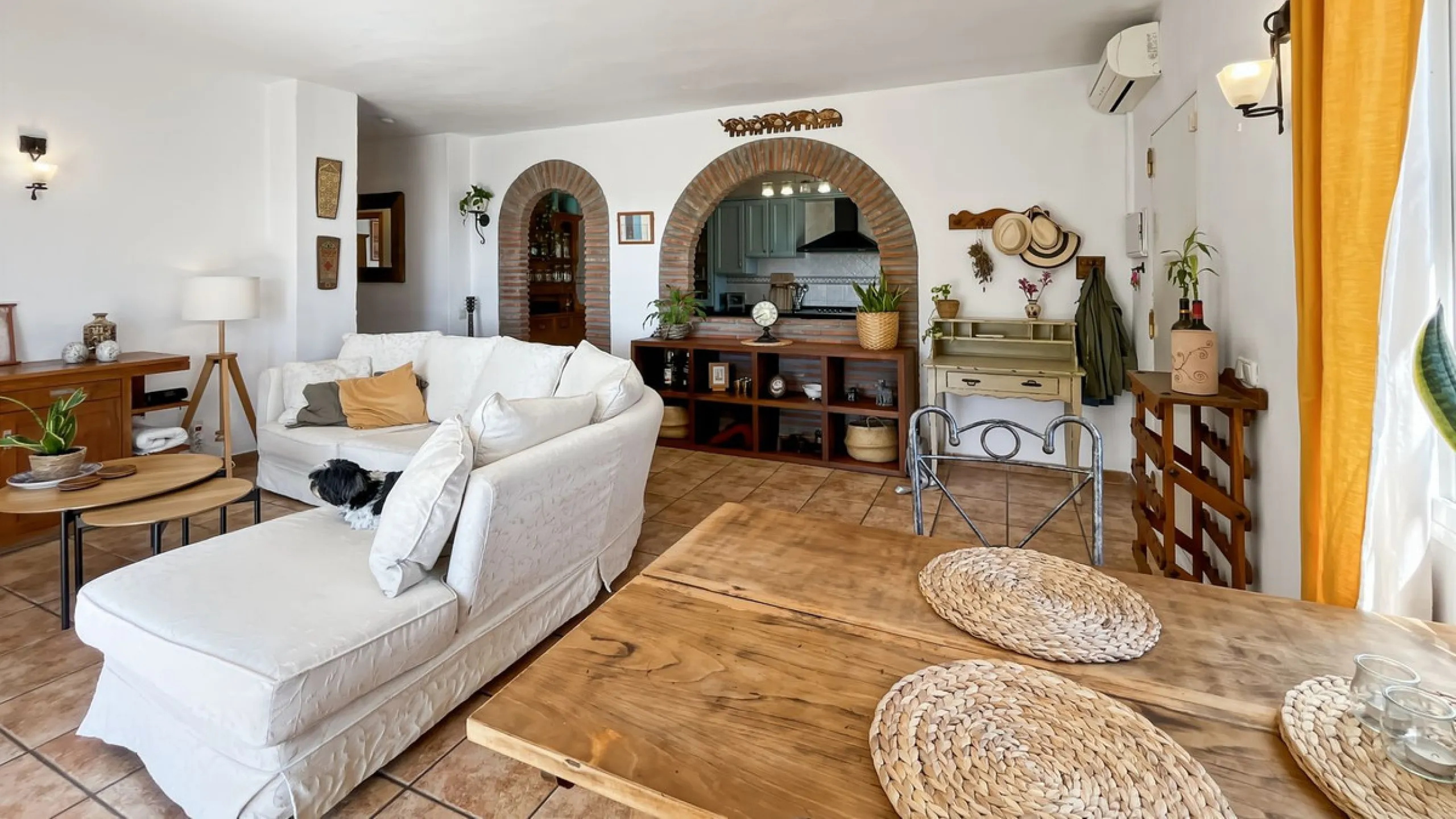 Peacefully located villa near Cómpeta offering 3 bedrooms, 2 bathrooms plus a separate tower studio with a large roof terrace. A rare blend of privacy, comfort and truly panoramic sea and mountain views.