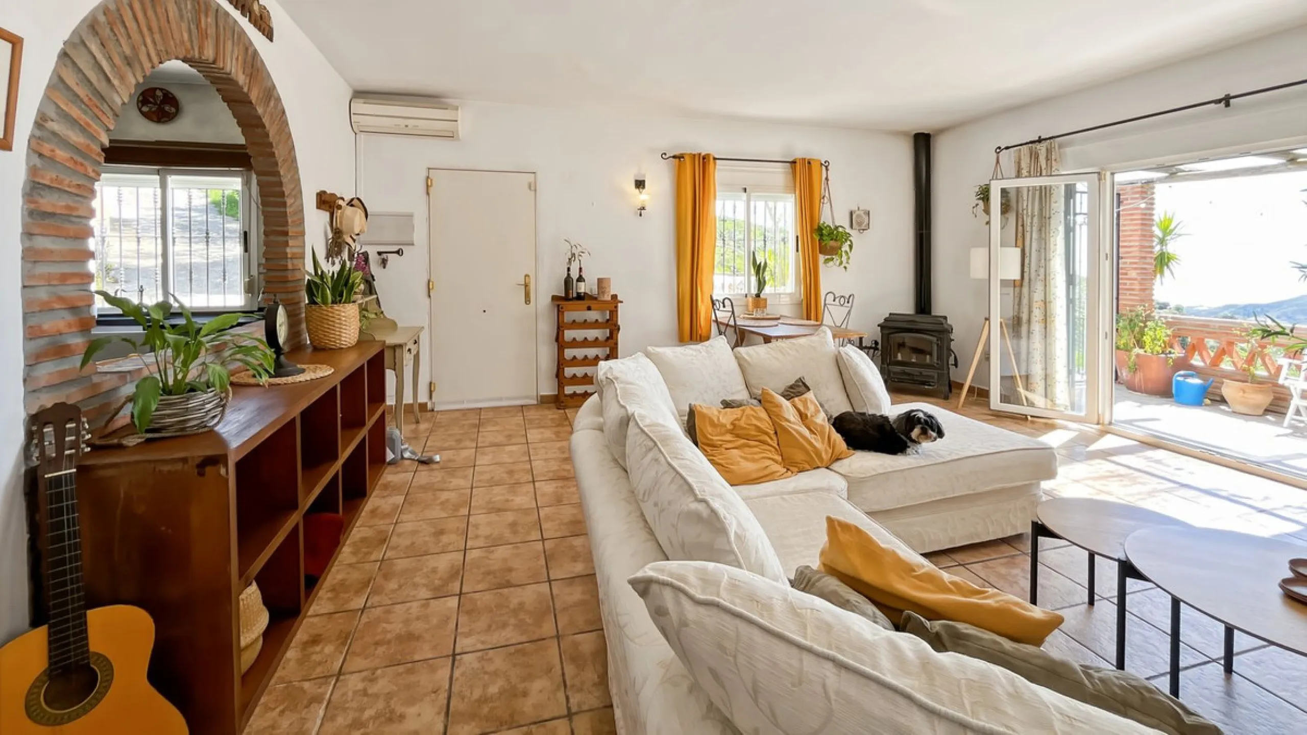 Peacefully located villa near Cómpeta offering 3 bedrooms, 2 bathrooms plus a separate tower studio with a large roof terrace. A rare blend of privacy, comfort and truly panoramic sea and mountain views.
