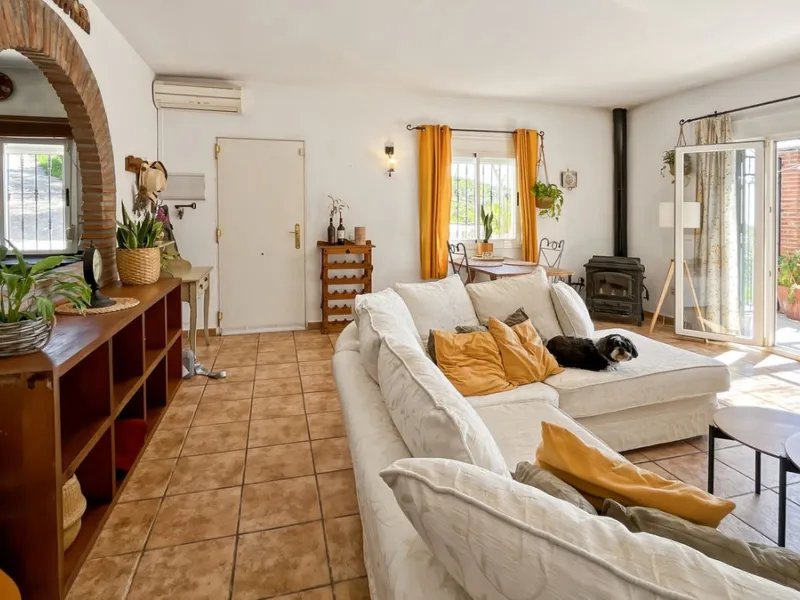 Peacefully located villa near Cómpeta offering 3 bedrooms, 2 bathrooms plus a separate tower studio with a large roof terrace. A rare blend of privacy, comfort and truly panoramic sea and mountain views.