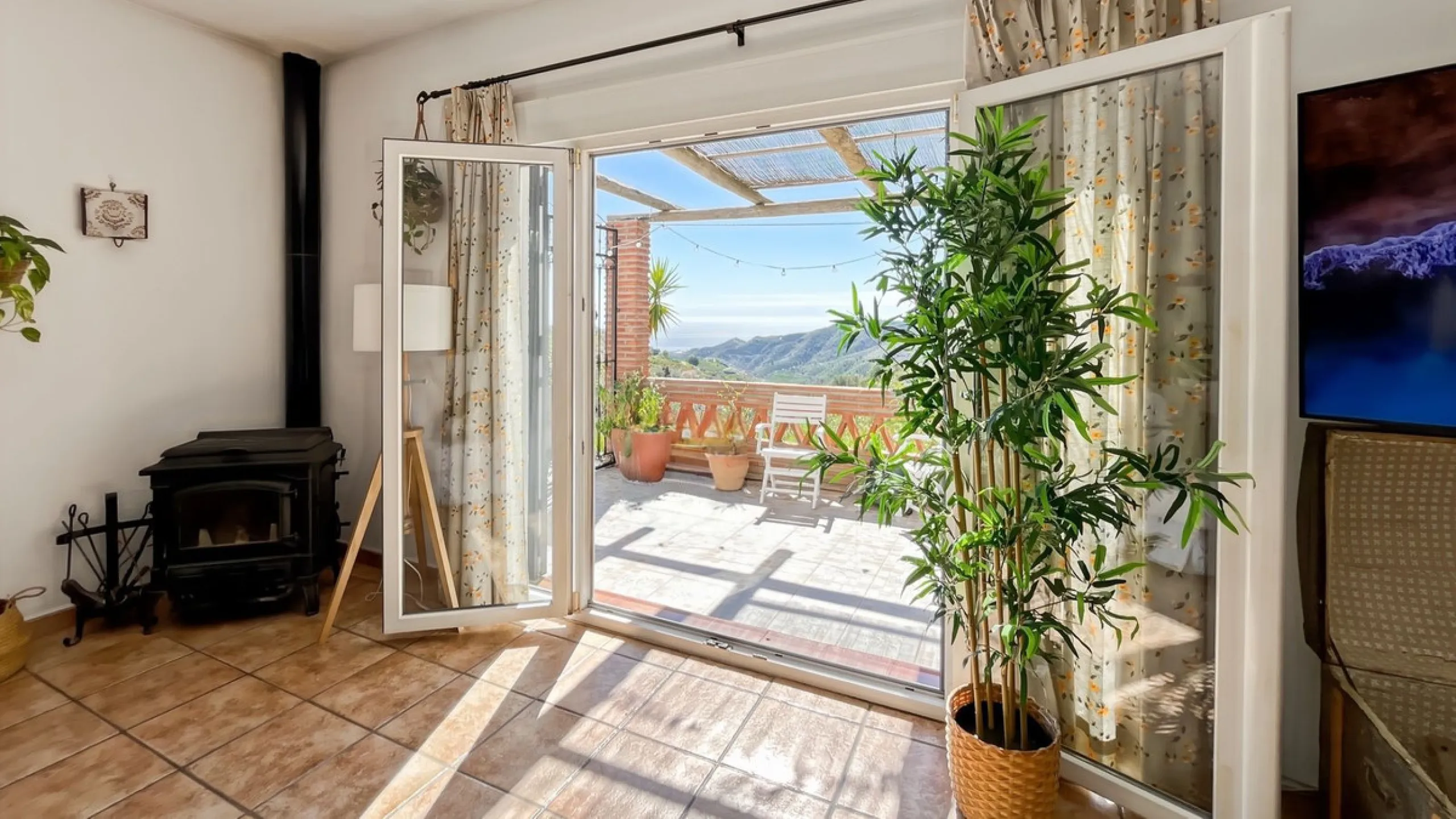Peacefully located villa near Cómpeta offering 3 bedrooms, 2 bathrooms plus a separate tower studio with a large roof terrace. A rare blend of privacy, comfort and truly panoramic sea and mountain views.