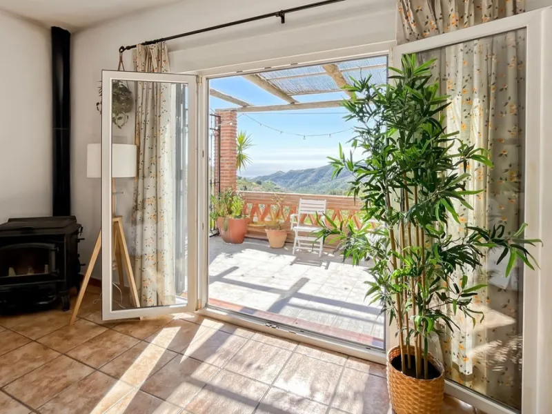 Peacefully located villa near Cómpeta offering 3 bedrooms, 2 bathrooms plus a separate tower studio with a large roof terrace. A rare blend of privacy, comfort and truly panoramic sea and mountain views.