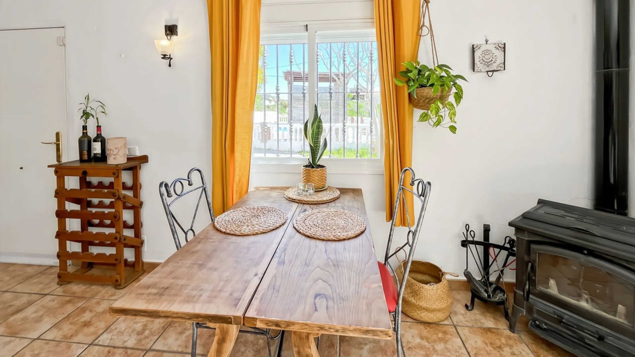 Peacefully located villa near Cómpeta offering 3 bedrooms, 2 bathrooms plus a separate tower studio with a large roof terrace. A rare blend of privacy, comfort and truly panoramic sea and mountain views.