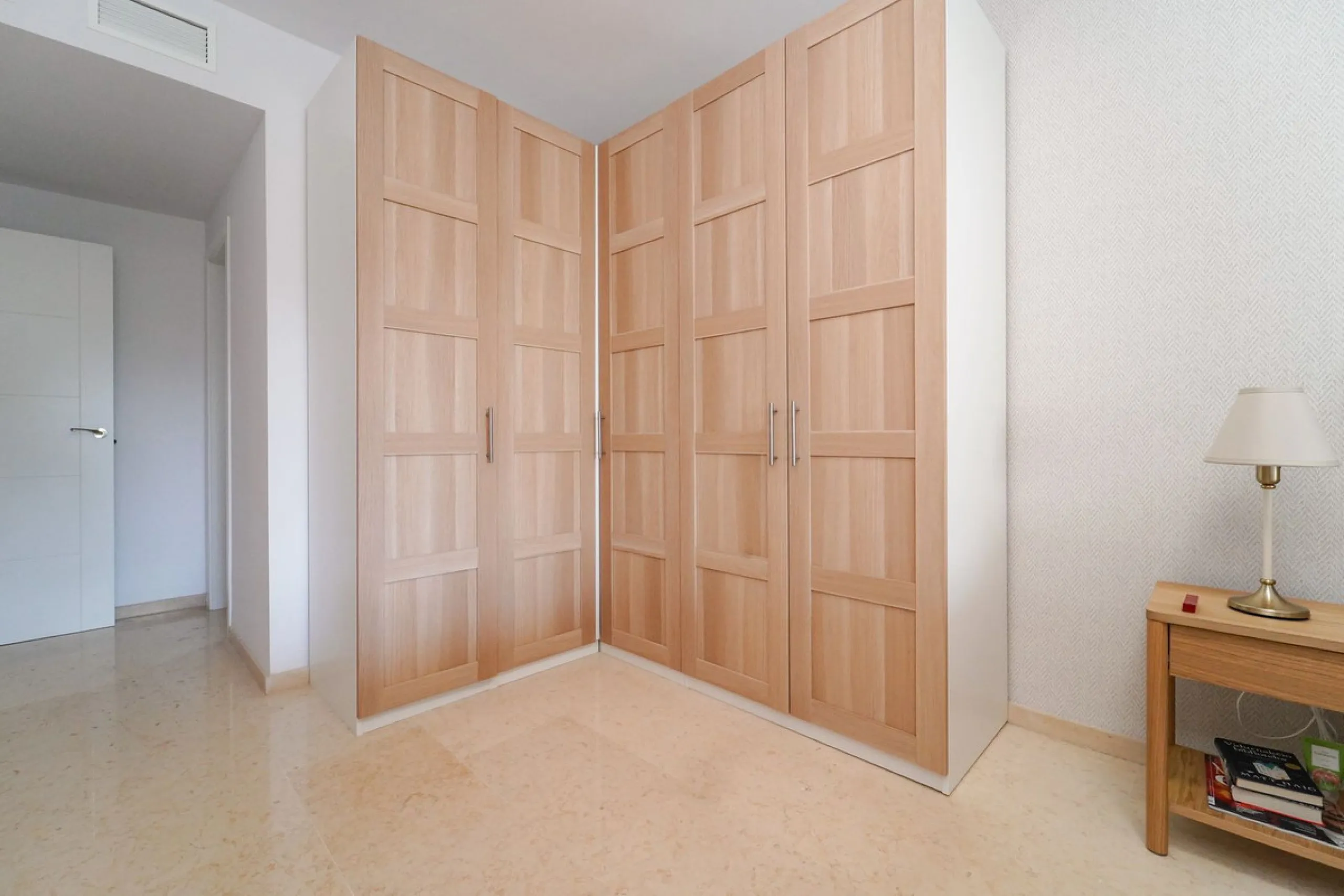 Apartment - Ground Floor Apartment в продаже в Marbella, Málaga. В доме 3 спален и 2 ванных комнат. Площадь дома 155 м²