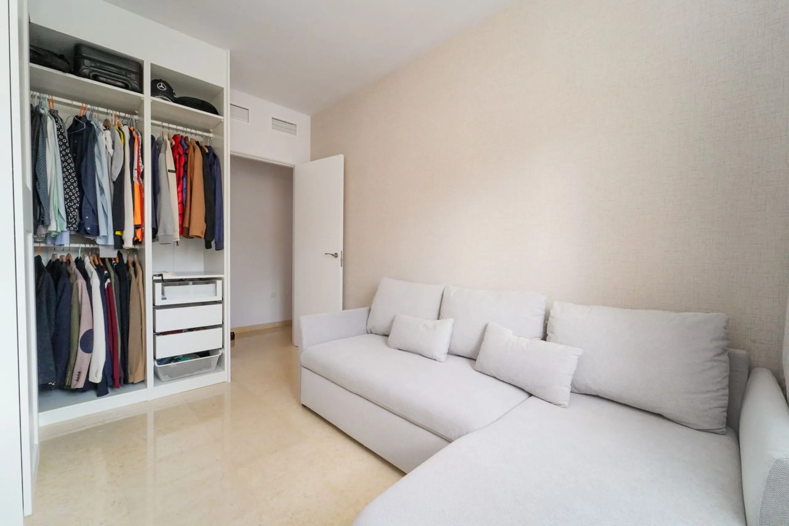 Apartment - Ground Floor Apartment в продаже в Marbella, Málaga. В доме 3 спален и 2 ванных комнат. Площадь дома 155 м²