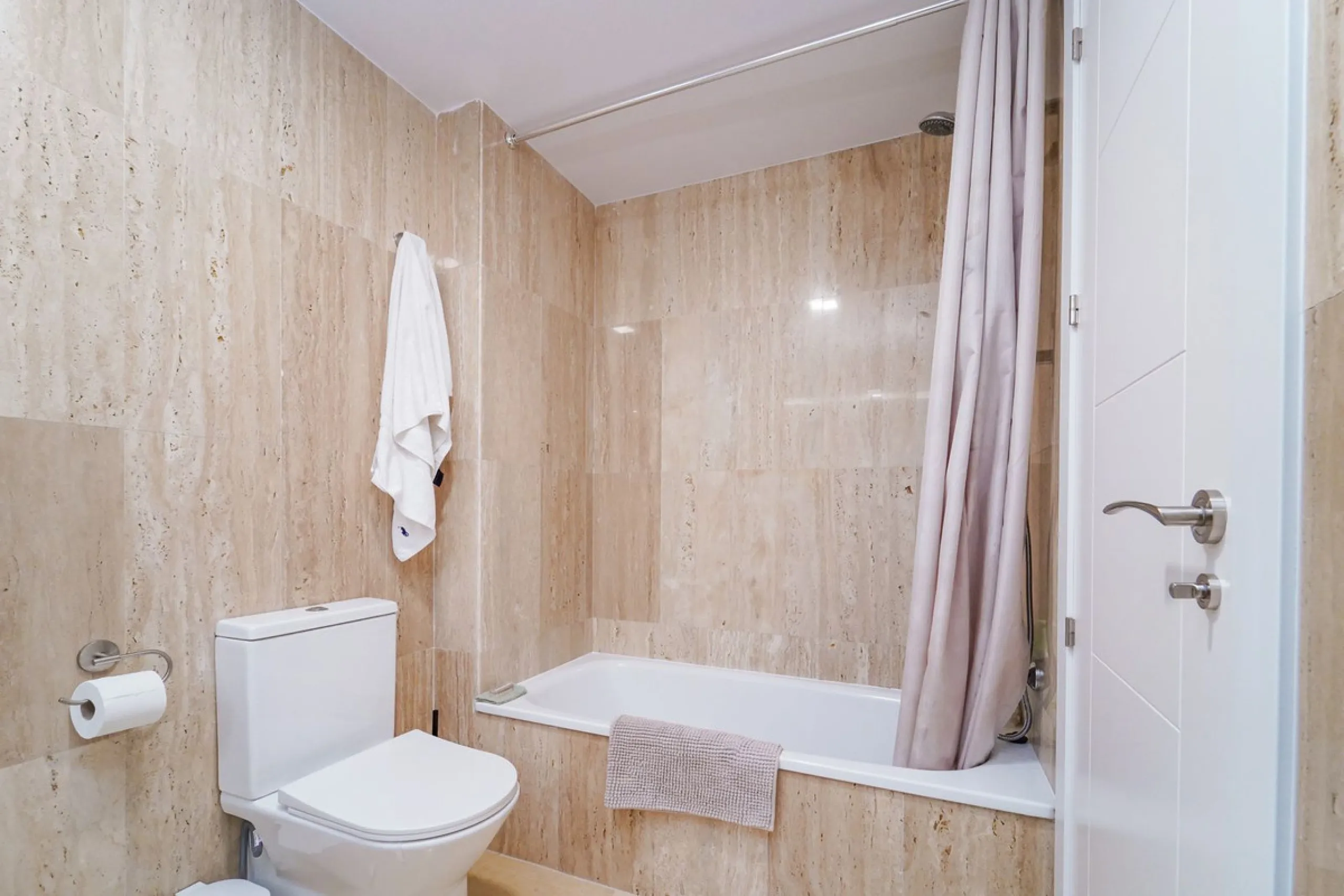 Apartment - Ground Floor Apartment в продаже в Marbella, Málaga. В доме 3 спален и 2 ванных комнат. Площадь дома 155 м²