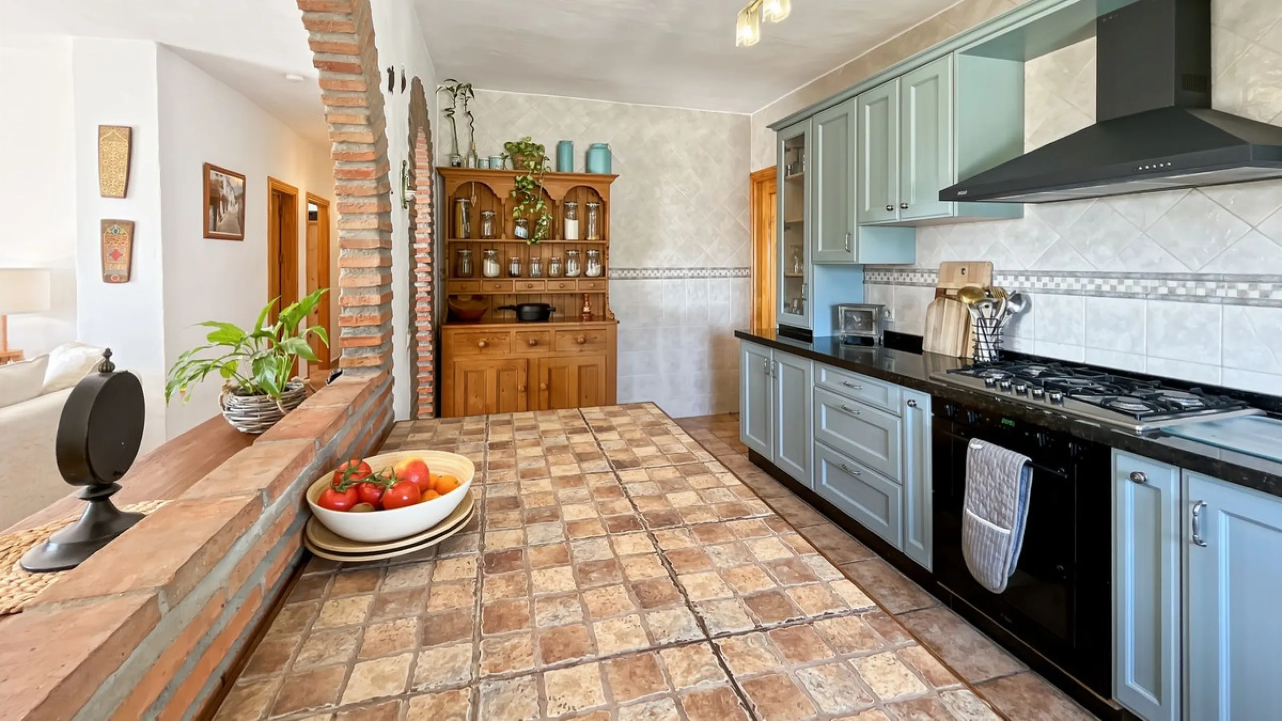 Peacefully located villa near Cómpeta offering 3 bedrooms, 2 bathrooms plus a separate tower studio with a large roof terrace. A rare blend of privacy, comfort and truly panoramic sea and mountain views.